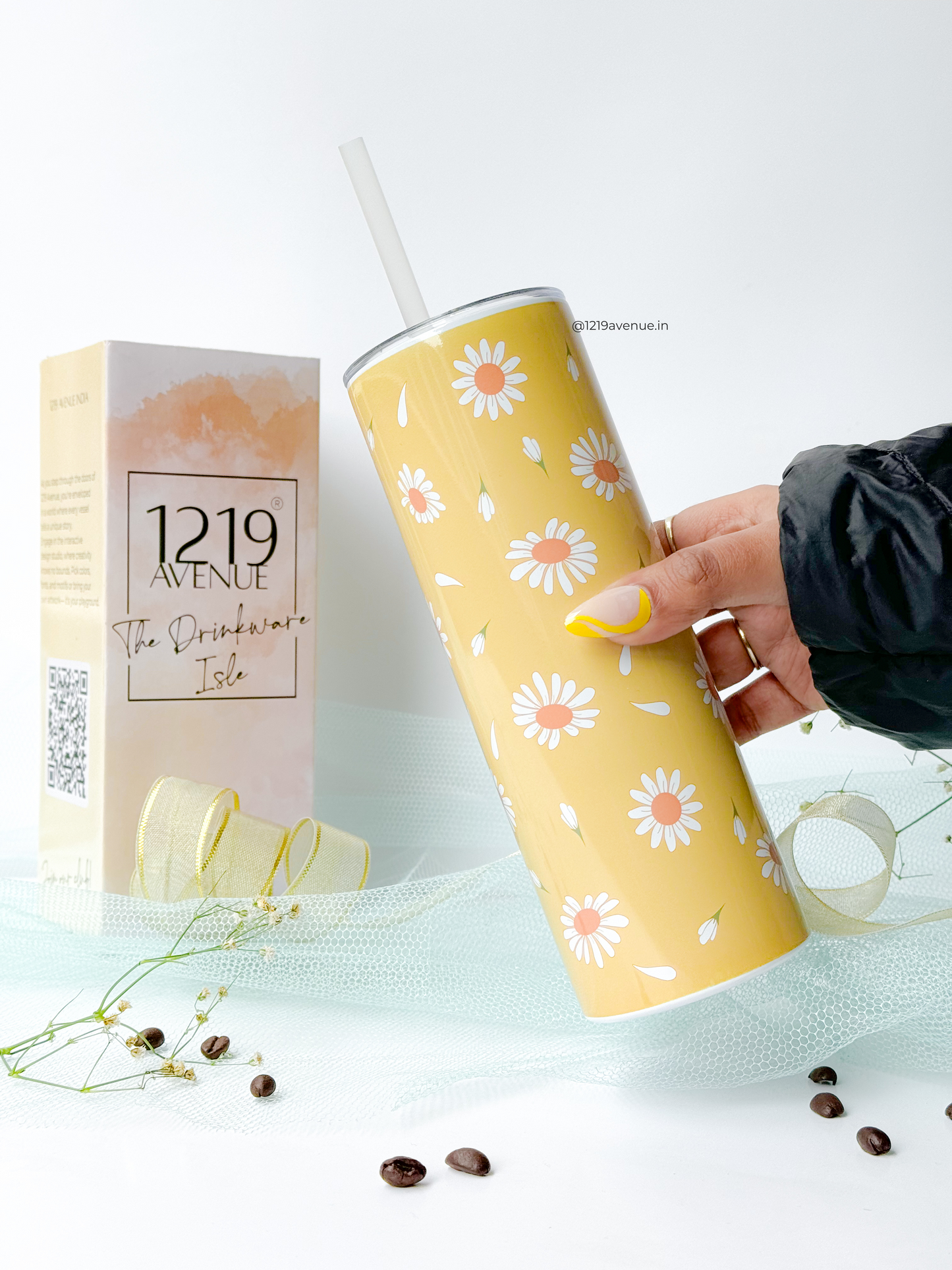 Colossal Tumbler 700ml with Silicon Straw | Meadow of Daisy Print| Double Walled Insulated Tumbler 7-8 hrs