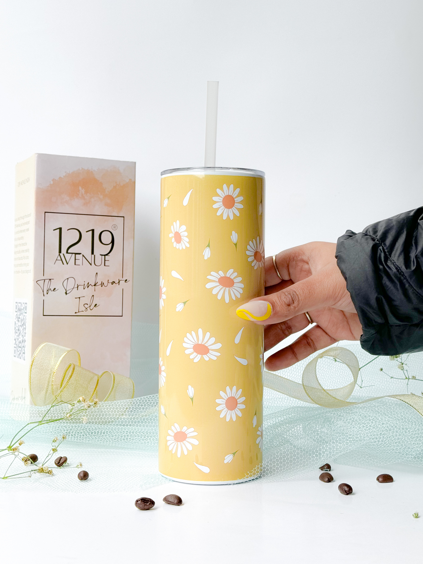 Colossal Tumbler 700ml with Silicon Straw | Meadow of Daisy Print| Double Walled Insulated Tumbler 7-8 hrs