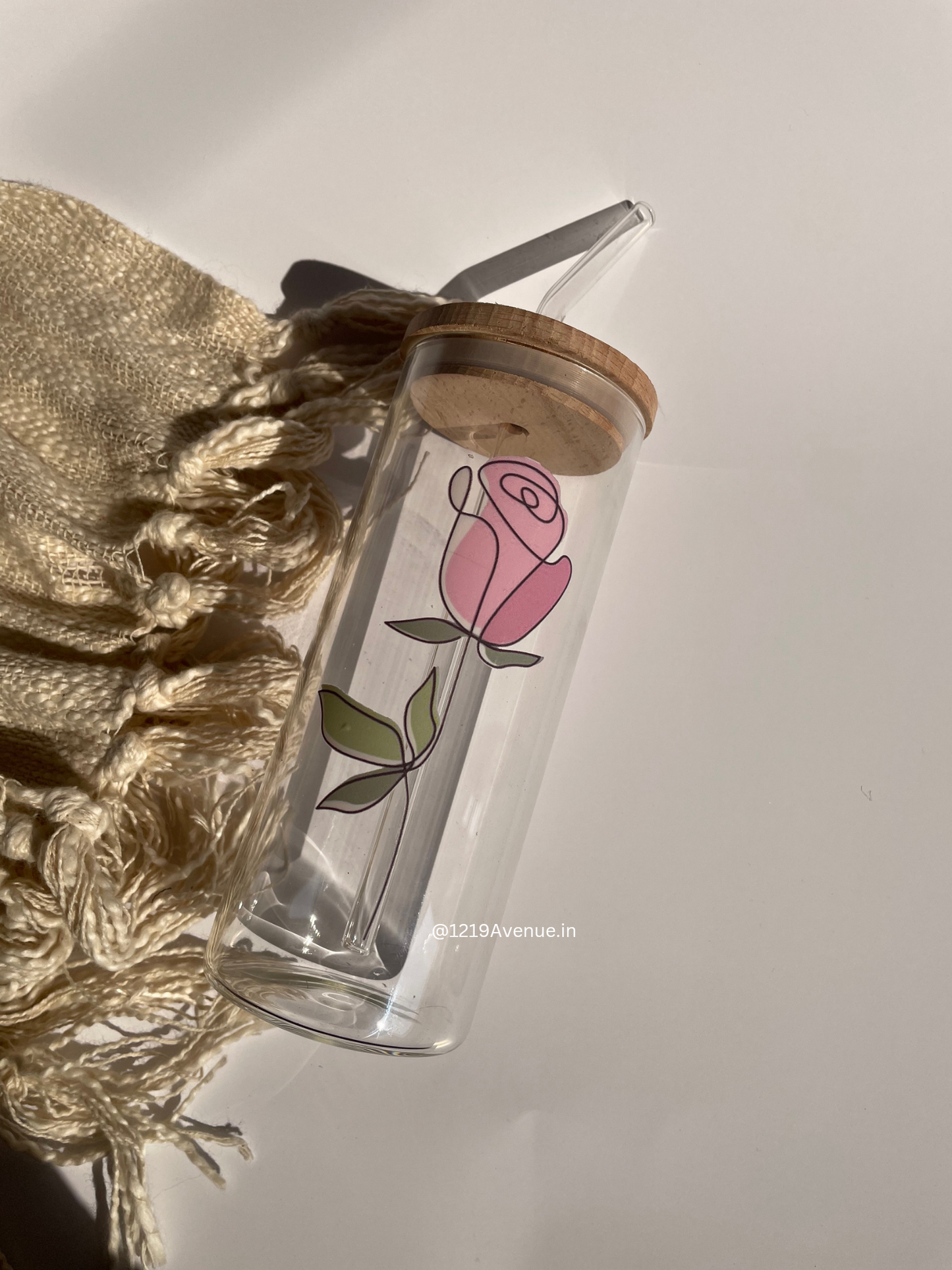 Grande Sipper 650ml| Minimalistic Rose Print| 22 oz Coffee Tumbler with Straw and Lid