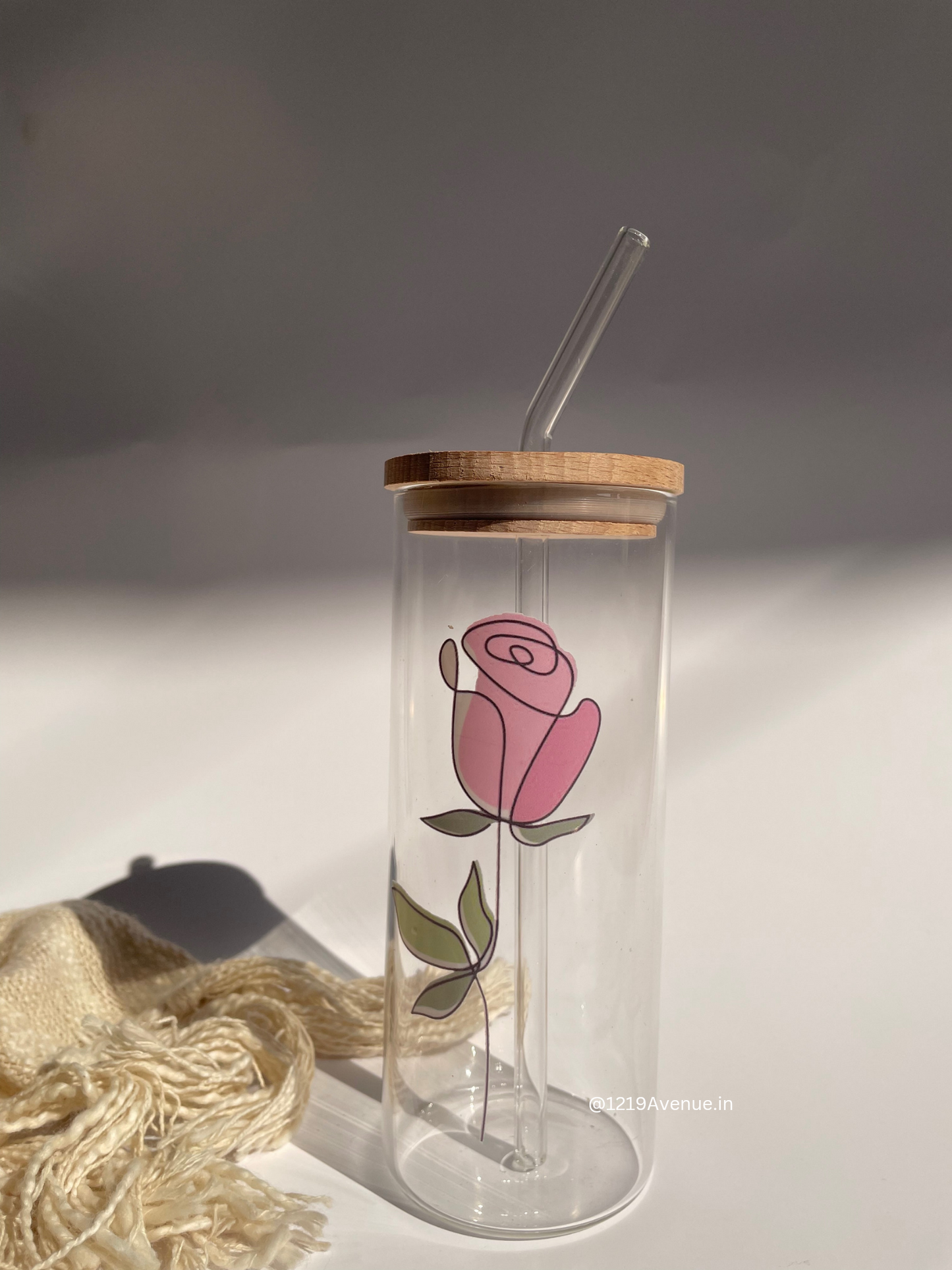 Grande Sipper 650ml| Minimalistic Rose Print| 22 oz Coffee Tumbler with Straw and Lid