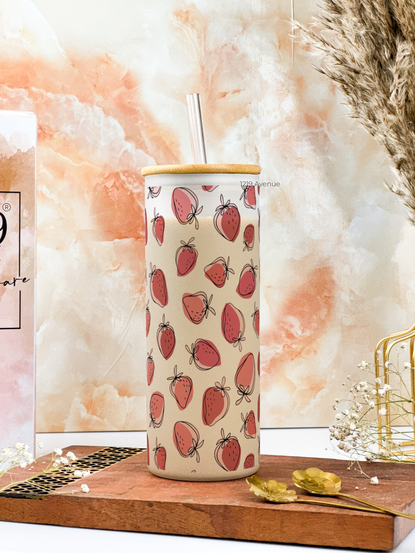 Frosted Grande Sipper 650ml| Fraise Charm Print| 20oz Tall Tumbler with Straw and Lid