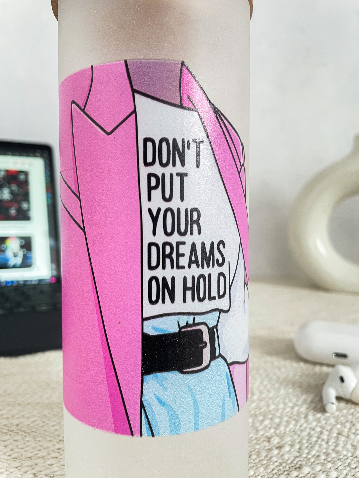 Frosted Grande Sipper 650ml| Don't Put Dreams on Hold Print| 20oz Tall Tumbler with Straw and Lid