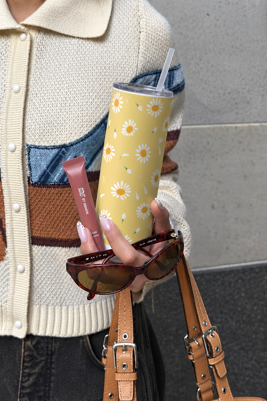 Colossal Tumbler 700ml with Straw | Meadow of Daisy Print| Double Walled Insulated Tumbler 7-8 hrs 1219 Avenue